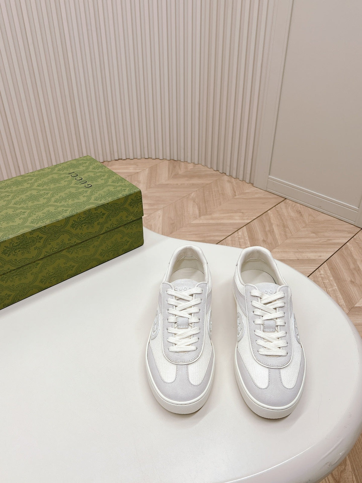 GUCCI SNEAKER WITH INTERLOCKING G IN WHITE SUEDE AND MESH
