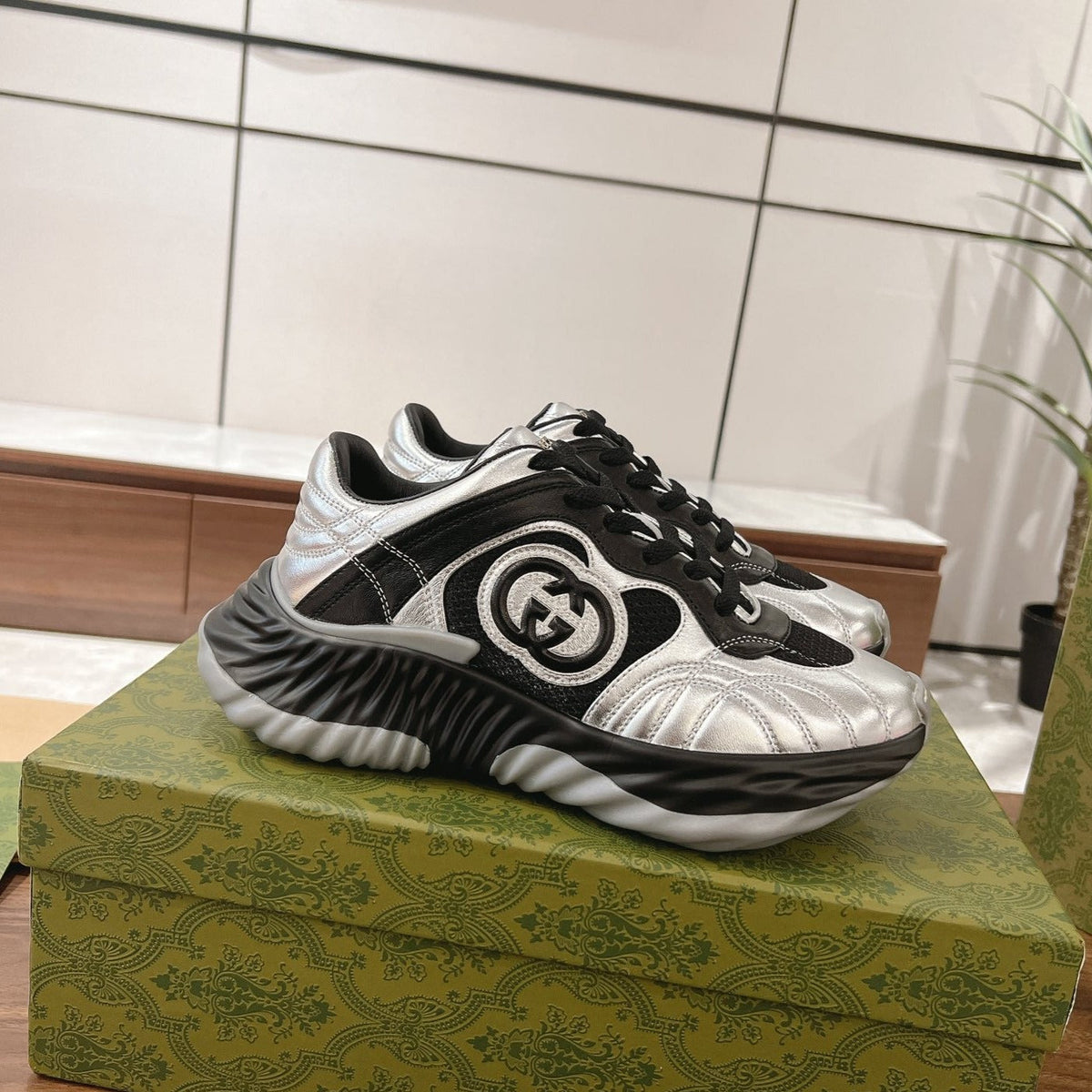 GUCCI RIPPLE SNEAKER BLACK Silver
