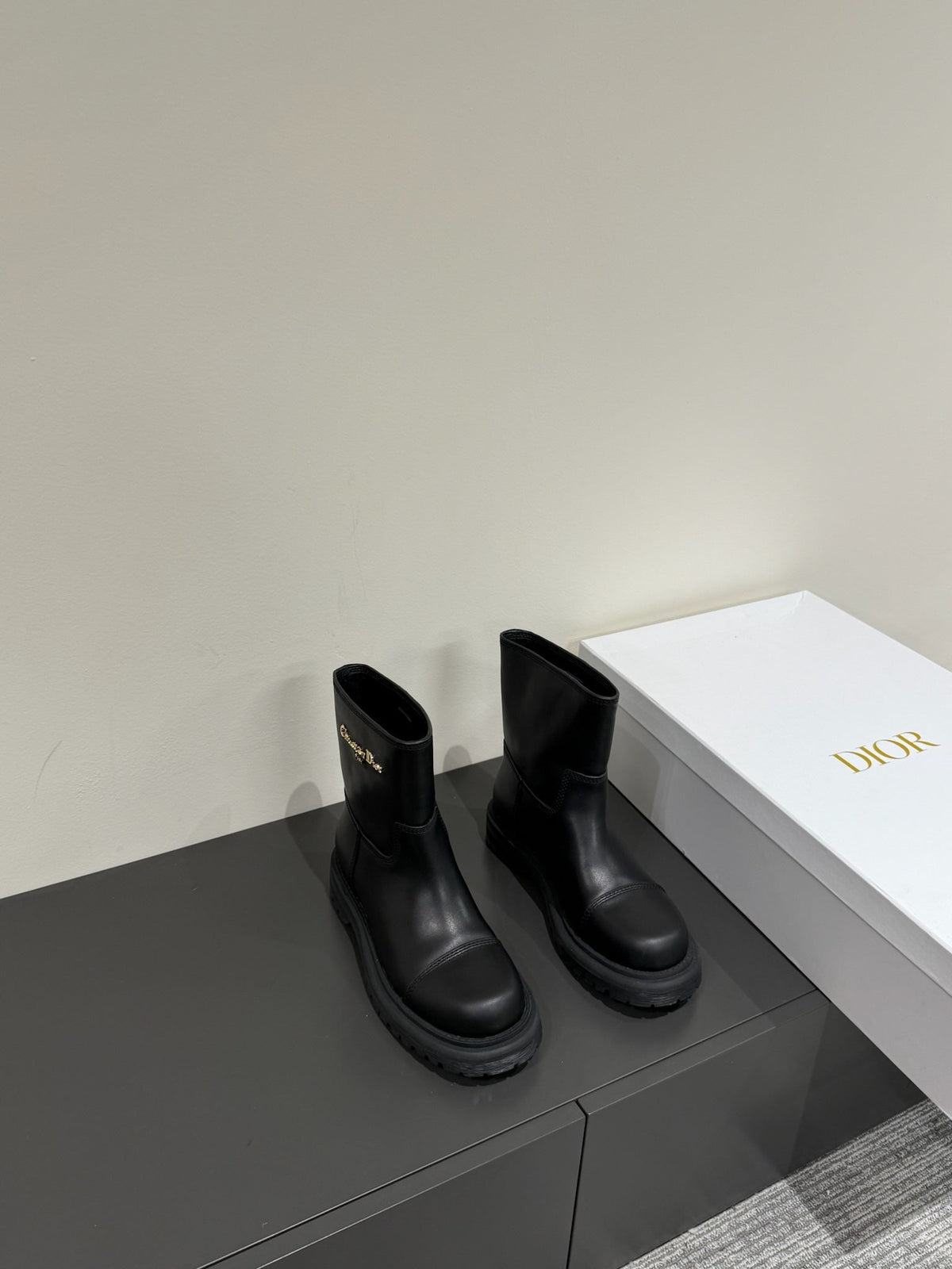 DIOR D-TOWN ANKLE BOOTS IN BLACK CALFSKIN