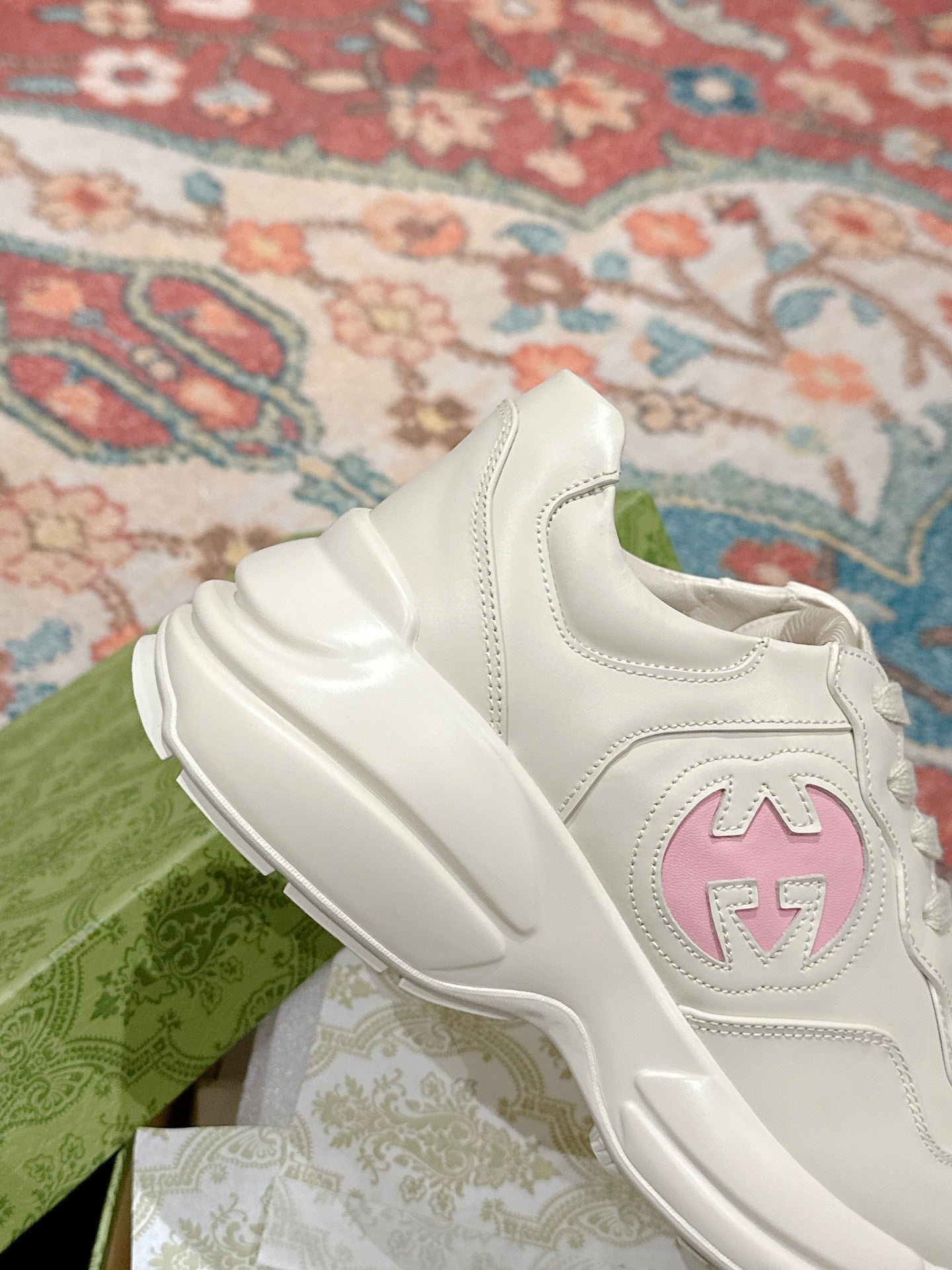 GUCCI RHYTON TRAINER WHITE CALFSKIN WITH PINK LOGO